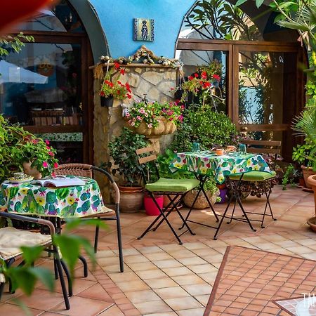 La Finestra Sul Cortile B&B ชากกา ภายนอก รูปภาพ