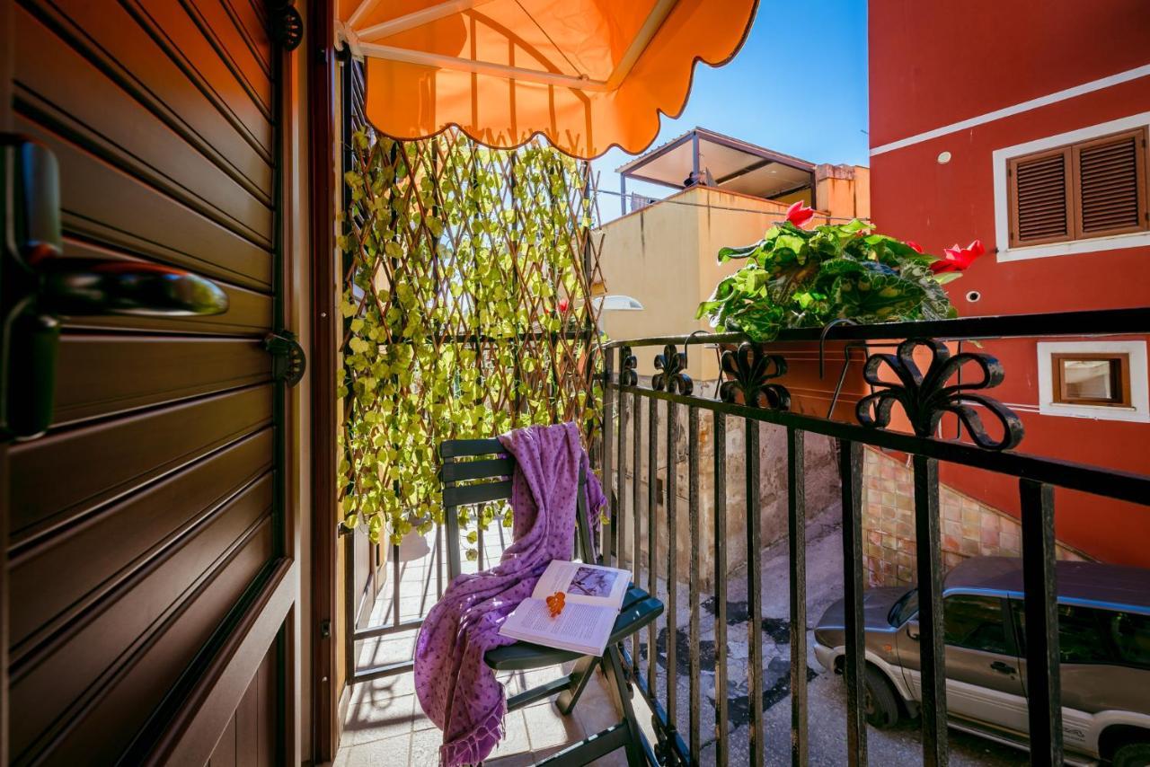 La Finestra Sul Cortile B&B ชากกา ภายนอก รูปภาพ