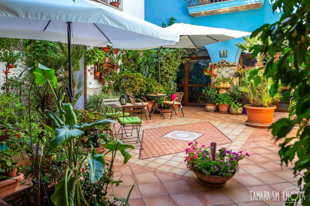 La Finestra Sul Cortile B&B ชากกา ภายนอก รูปภาพ