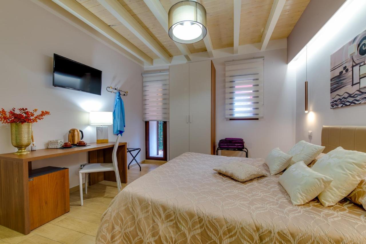 La Finestra Sul Cortile B&B ชากกา ภายนอก รูปภาพ