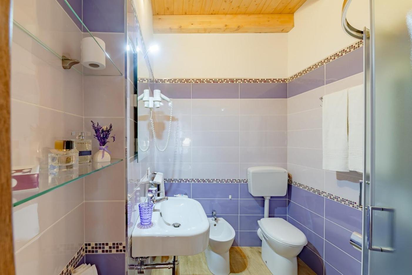 La Finestra Sul Cortile B&B ชากกา ภายนอก รูปภาพ