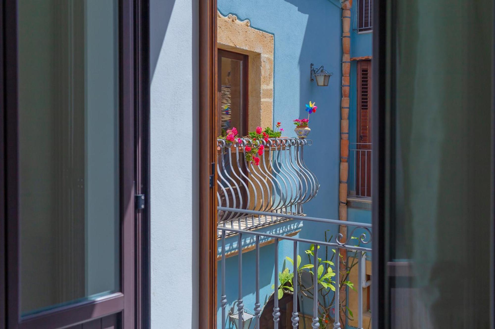 La Finestra Sul Cortile B&B ชากกา ภายนอก รูปภาพ