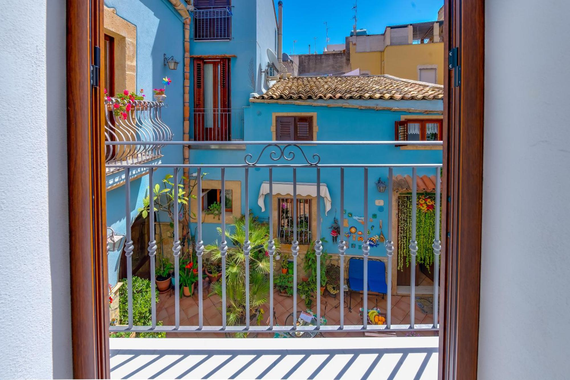 La Finestra Sul Cortile B&B ชากกา ภายนอก รูปภาพ