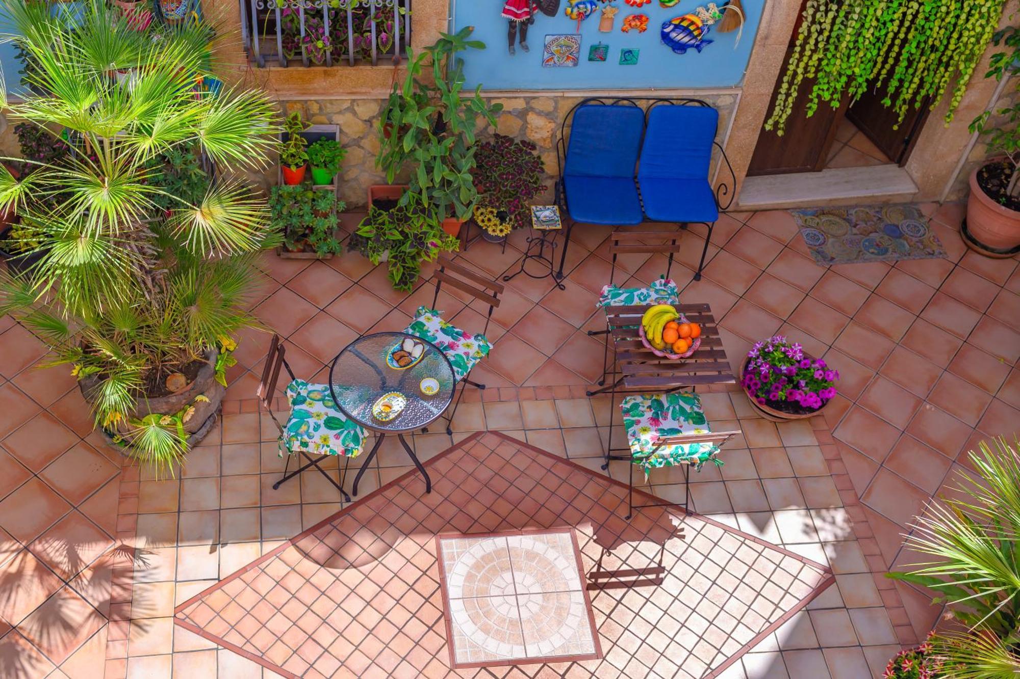 La Finestra Sul Cortile B&B ชากกา ภายนอก รูปภาพ