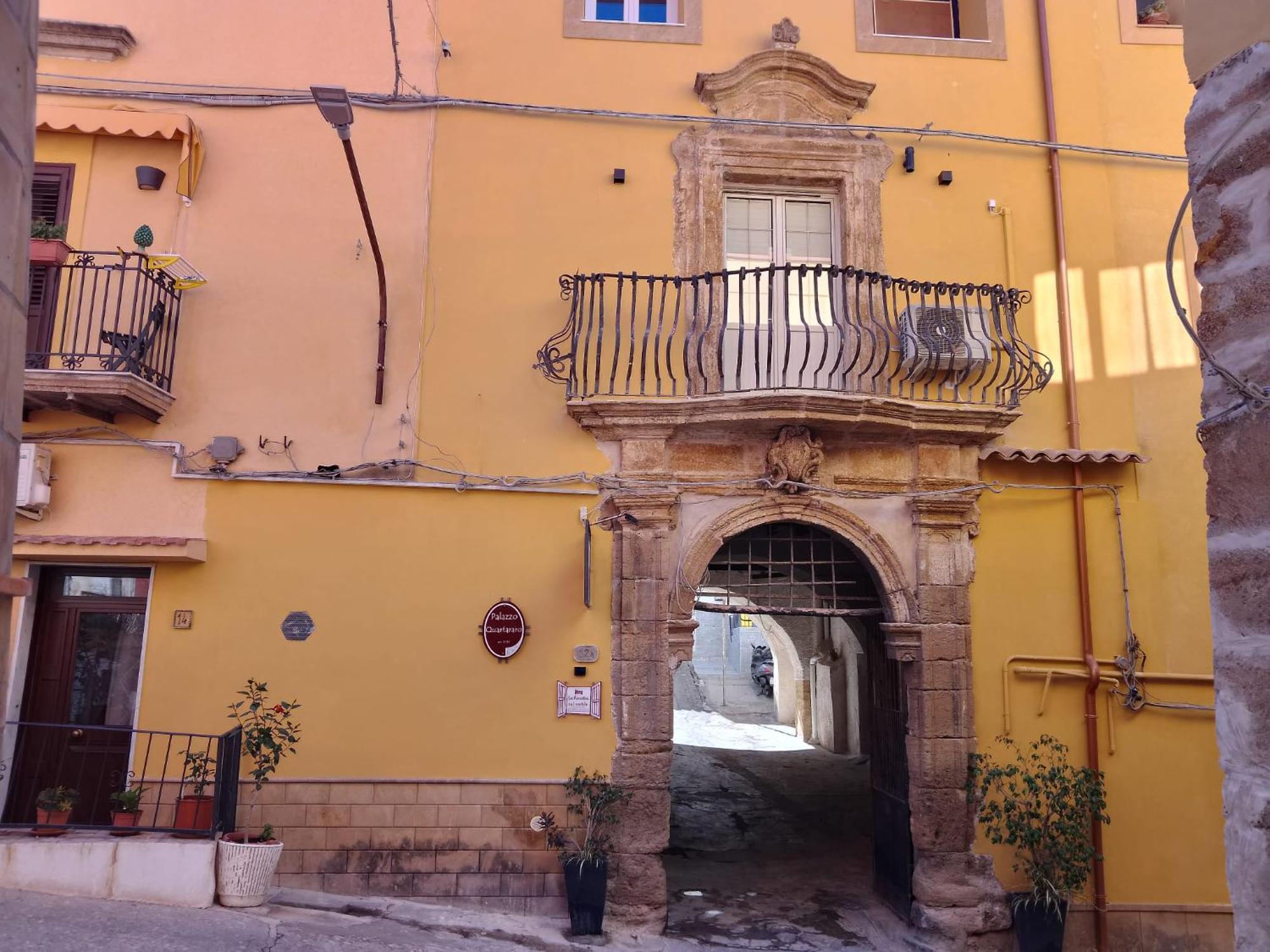 La Finestra Sul Cortile B&B ชากกา ภายนอก รูปภาพ