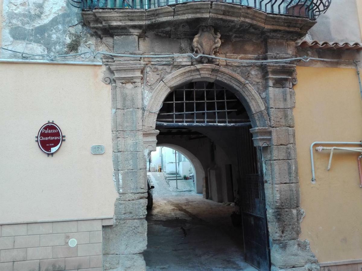La Finestra Sul Cortile B&B ชากกา ภายนอก รูปภาพ